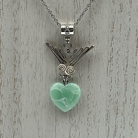 2026- Bird Holding A Natural Stone Heart Handmade Necklace NWT - Picture 3 of 7